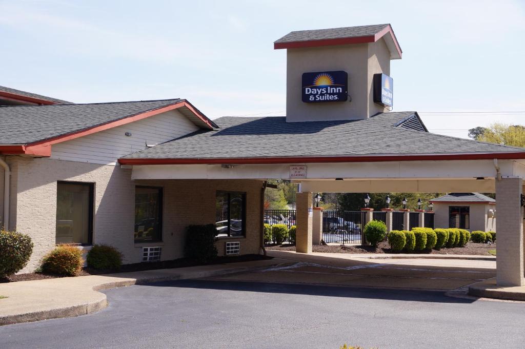 Days Inn & Suites by Wyndham Colonial Main image 1